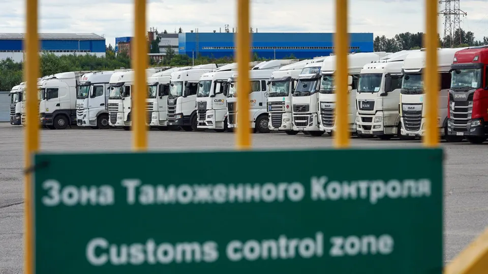 Правительство ввело переходный период для новой системы подтверждения ожидания товаров (СПОТ). Обязательные обеспечительные платежи по НДС и акцизам временно отменены, упрощённый порядок ввоза из стран ЕАЭС продлён до 31 августа.