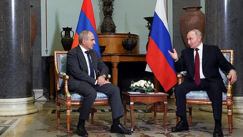 По информации пресс‑службы Кремля, президент России поздравил премьер‑министра Армении с днём рождения и обсудил итоги заседания Высшего евразийского экономического совета, прошедшего 29 мая в Астане.