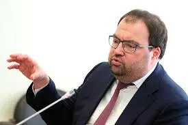 Глава Минцифры сообщил на IT‑мероприятии ПМЭФ‑2026, что внедрение механизмов проверки возраста на онлайн‑платформах станет приоритетной задачей; ведомство изучает зарубежный опыт.