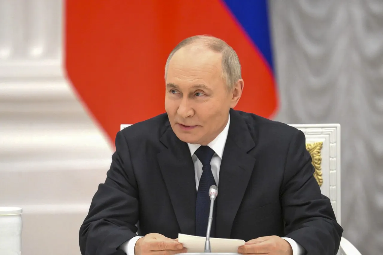 Президент заявил, что Москва сможет ответить любым, в том числе и ударным, способом на попытки уничтожить российские базы ПВО в Калининградской области; комментарий последовал после цитирования слов министра иностранных дел Литвы.