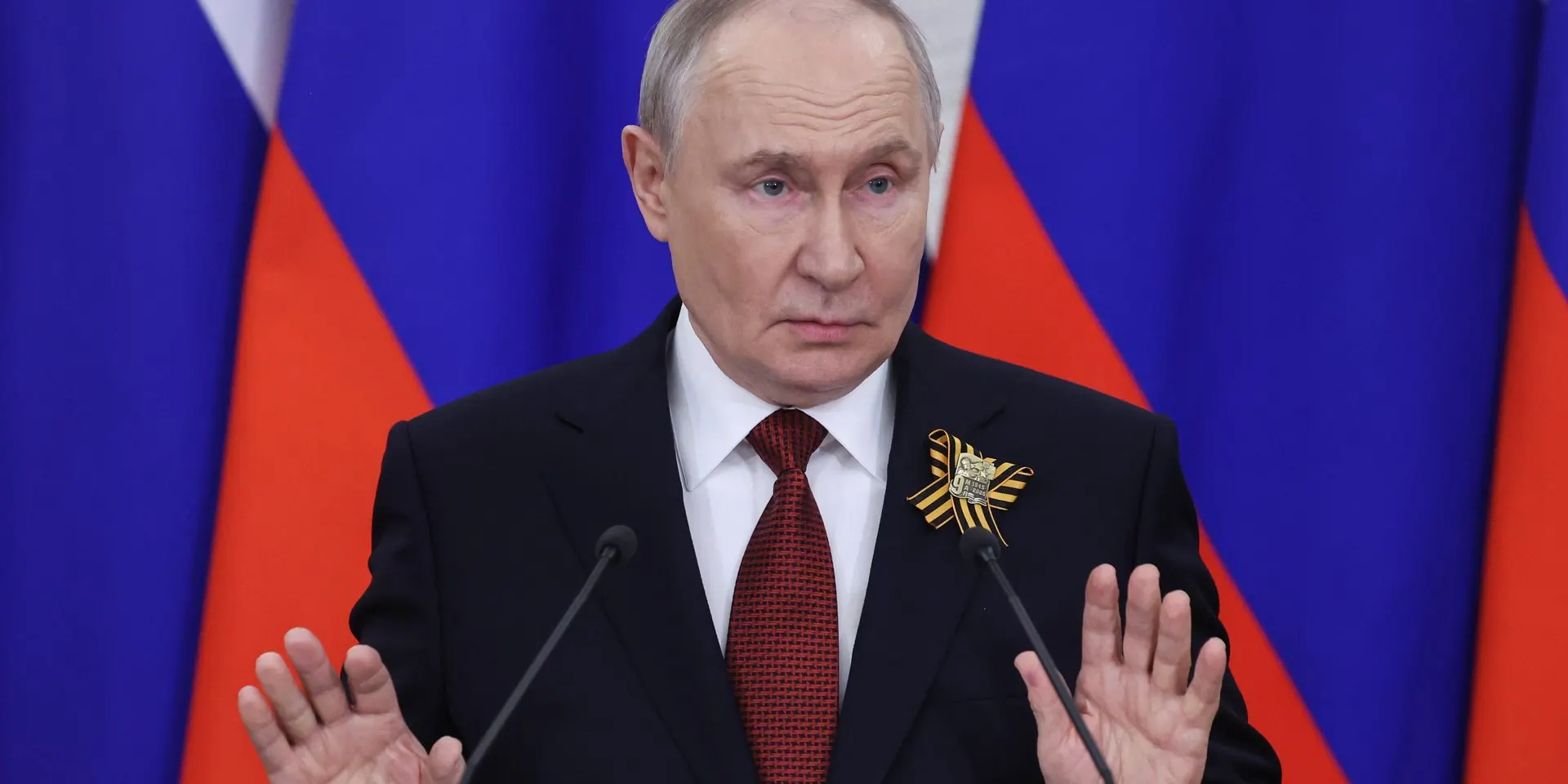 Чиновники Минфина и Центробанка предупредили, что российский бюджет не в состоянии дальше поддерживать нынешний уровень военных расходов. Власти поручили искать сокращения в гражданской части бюджета, чтобы компенсировать рост оборонных трат.