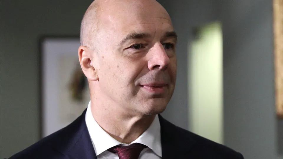 Министр финансов заявил, что компании топливно‑энергетического комплекса должны самостоятельно финансировать закупки средств защиты; затраты можно будет учитывать в себестоимости. Между тем атаки на НПЗ растут, переработка падает, введены экспортные ограничения и отмечены перебои с поставками топлива.