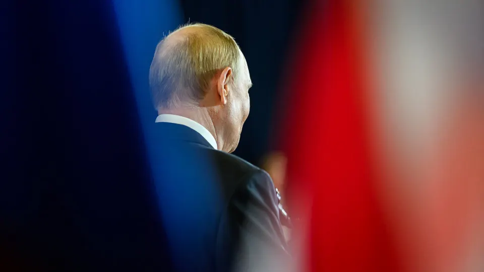 Государственная служба опросов перестала публиковать открытый рейтинг доверия к президенту — последний опубликованный показатель упал до 29,5%. Параллельно еженедельный индекс одобрения снизился до mid-60% на фоне экономической напряжённости и роста тревожных настроений в обществе.