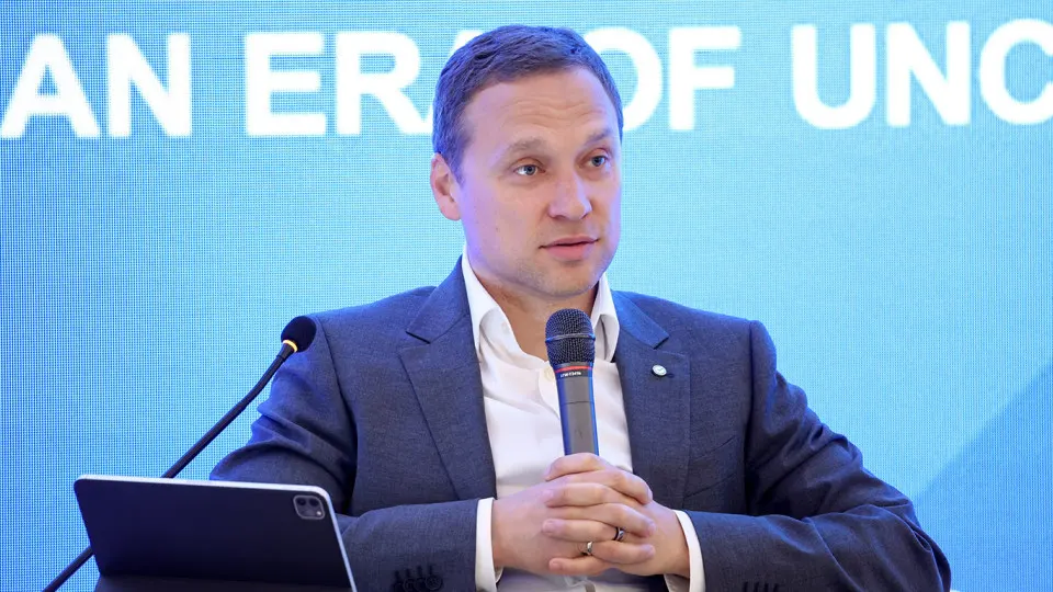 Зампред правления Сбербанка предупредил, что из‑за увеличения налоговой нагрузки и усиления мониторинга россияне снимают и держат деньги наличными — наличность не возвращается в банковскую систему, а отток средств ускоряется.