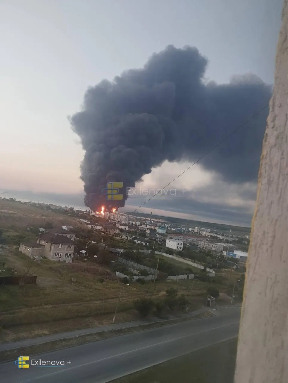 В результате удара беспилотных летательных аппаратов в районе Керченского пролива погибли несколько человек, десятки пострадали. В Керчи горит нефтебаза, повреждены жилые дома; подтверждены госпитализации, в том числе детей.