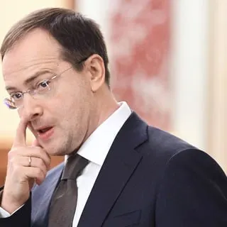Владимир Мединский предложил ввести обязательное распределение и трудовые контракты для обучающихся на бюджетных местах; критики считают это принудительной мерой, которая не решит проблему дефицита кадров в регионах.