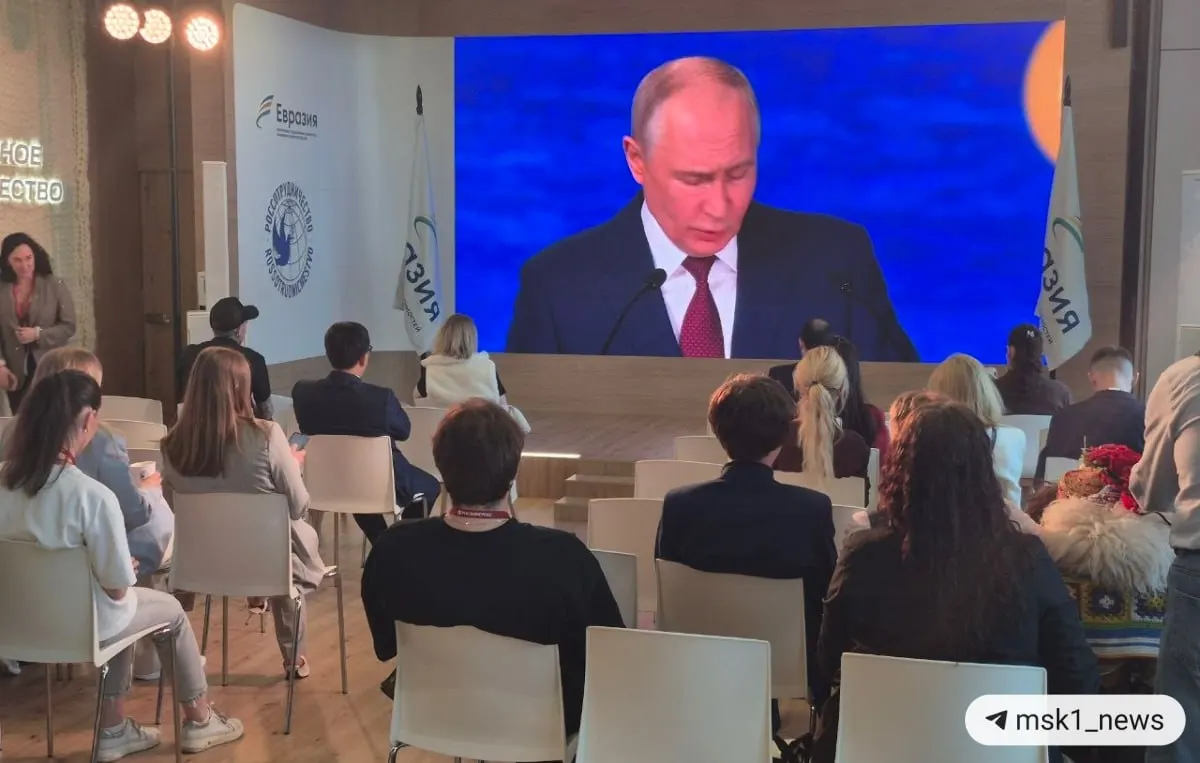 Президент заявил, что структура глобального роста меняется в пользу новых центров развития — БРИКС и стран Глобального Юга — и что вклад G7 в мировое ВВП заметно снизился.