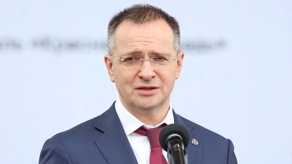 Помощник президента Владимир Мединский заявил о необходимости жёсткого контроля на всех этапах кинопроизводства и о пользе цензуры для отбраковки «халтуры». Одновременно государство наращивает поддержку «патриотических» и военных фильмов, а также вводит запреты и экспертные механизмы оценки исторического контента.
