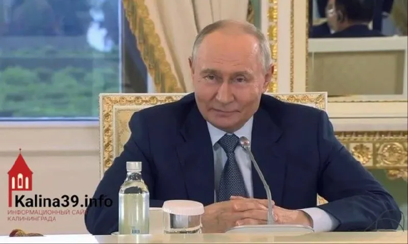 На ПМЭФ президент сообщил, что реальные доходы населения выросли более чем на 28%, а реальные зарплаты — более чем на 25%. При этом граждане отмечают рост цен на продукты, топливо и жильё и экономят на повседневных расходах.