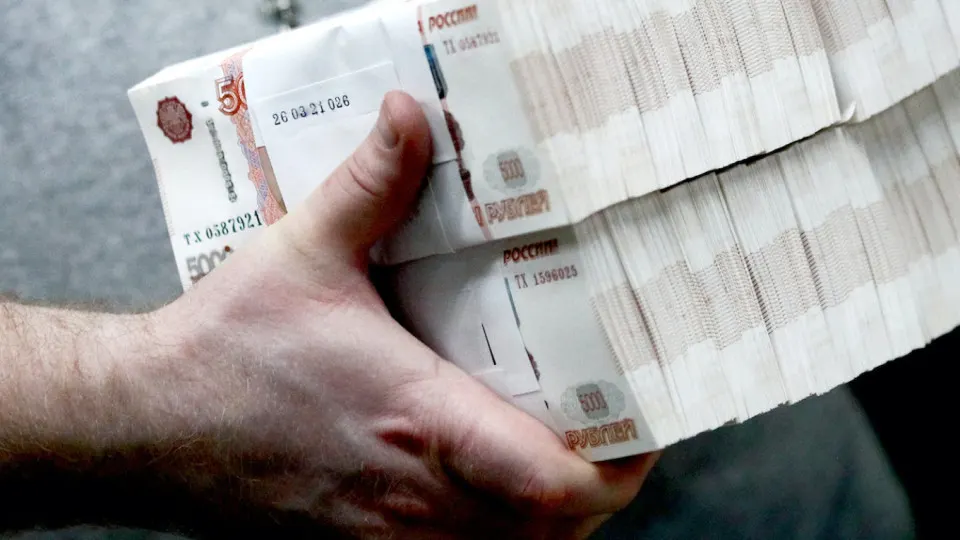 Сбербанк фиксирует увеличение спроса на наличные: население и бизнес уходят в «кэш» на фоне нестабильной работы интернета и опасений по поводу налогов. Центробанк ужесточил контроль за операциями с наличными.