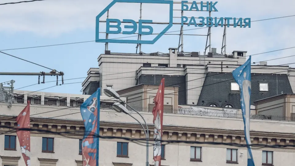 Государственный банк планирует уменьшить бюджет и уволить 15% сотрудников в рамках приведения расходов к параметрам бюджетирования 2027 года на фоне «кредитного охлаждения» экономики.