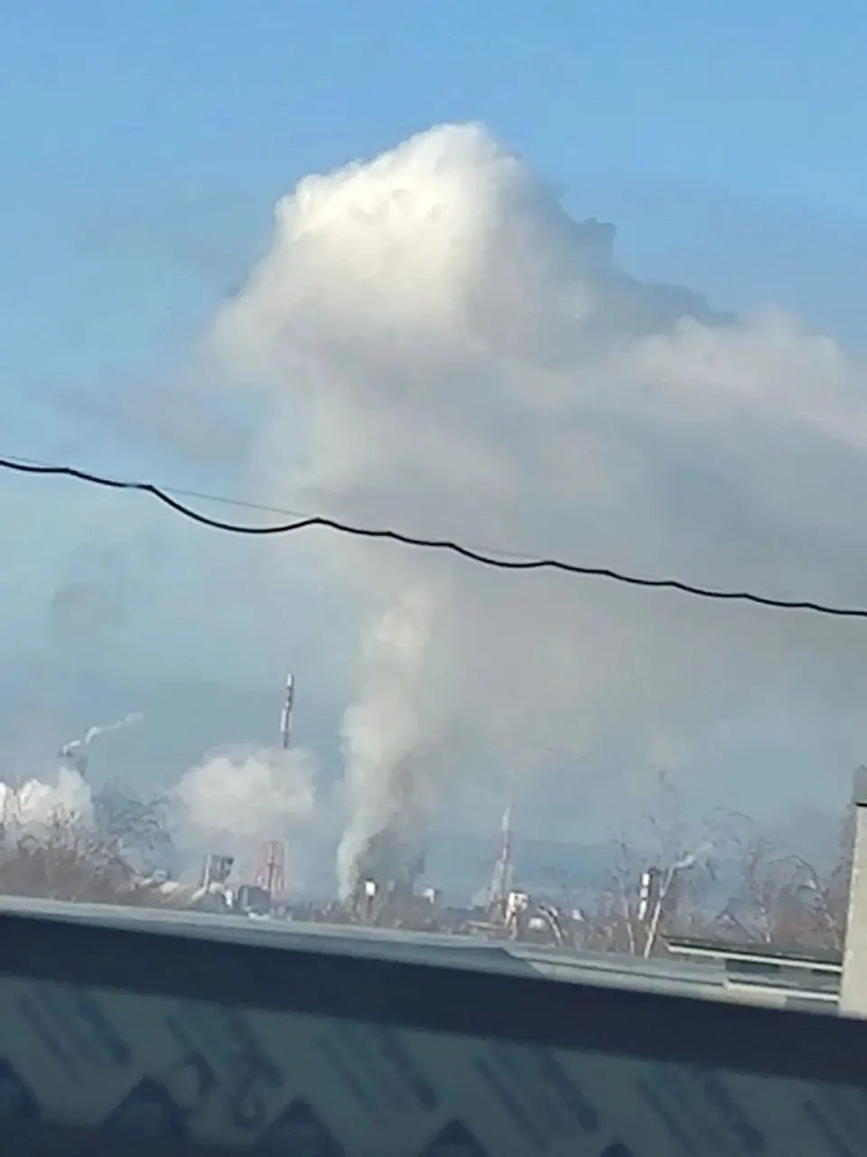 Дроны атаковали Нижегородскую область: три человека госпитализированы, повреждены жилые дома и инфраструктура, школы переведены на дистанционное обучение.