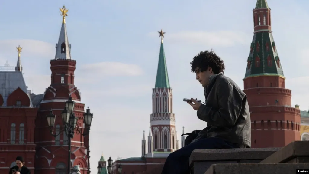 Законопроект предусматривает идентификацию несовершеннолетних в соцсетях и сокращение времени их онлайн-пребывания, чтобы снизить доступ к запрещённому контенту.