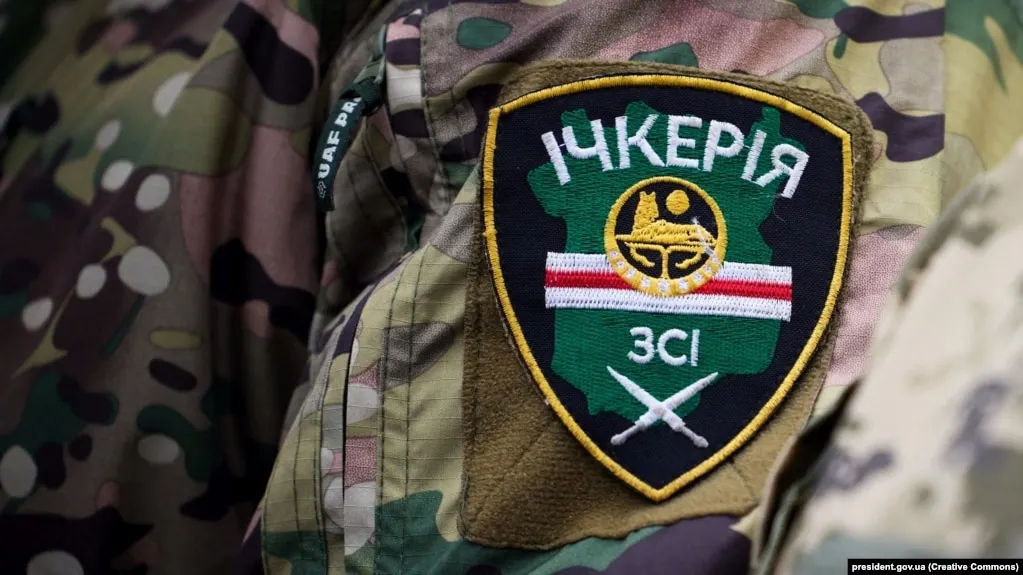 Росфинмониторинг включил «Чеченскую Республику Ичкерию» и её зарубежные подразделения в перечень террористических и экстремистских структур после решения суда в Грозном, а её нынешнему лидеру Ахмеду Закаеву в России вменяют создание террористического сообщества и участие в боевых действиях на стороне Украины.