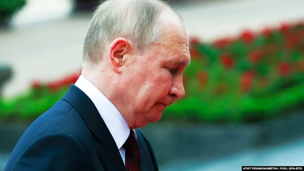 Новые данные государственных социологических служб показали дальнейшее снижение одобрения и доверия к президенту России Владимиру Путину до уровней, близких к минимумам последних четырёх лет.
