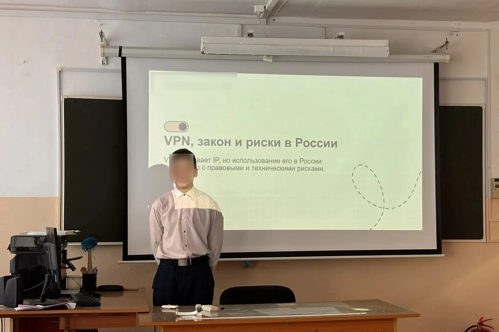 В учебных заведениях разных регионов России начали проводить уроки по кибербезопасности, где школьникам и их родителям рассказывают о рисках использования VPN-сервисов, утечках персональных данных и возможных юридических последствиях онлайн-активности.