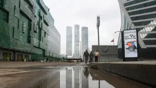 Большинство российских работодателей до конца года отказываются от расширения штата из‑за снижения спроса на продукцию и услуги. Дефицит кадров уменьшается, компании переходят к более точечному найму и чаще переводят сотрудников на неполную рабочую неделю.