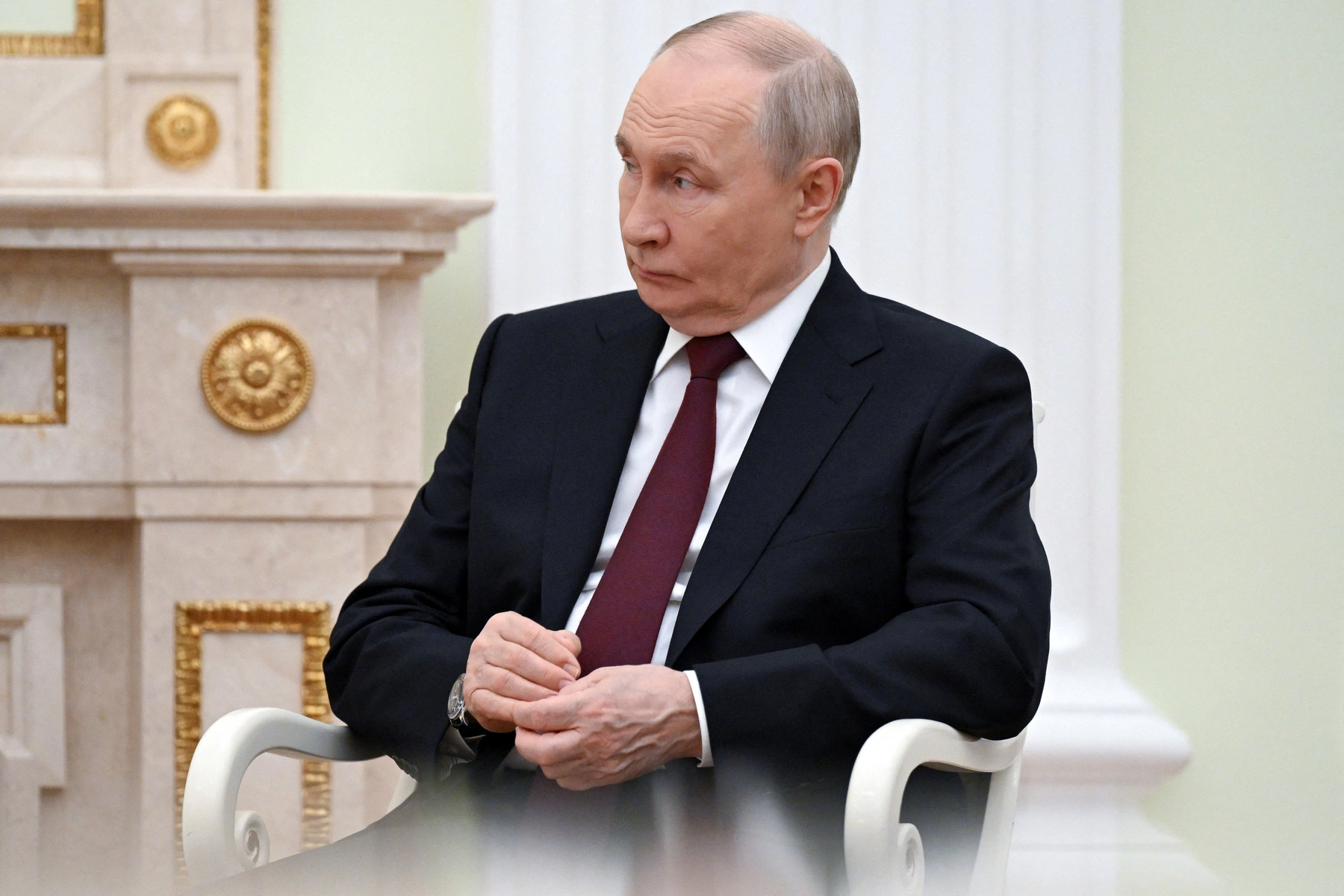 Мониторинг проекта «Ботнадзор» показал: сотни провластных аккаунтов во «ВКонтакте» синхронно объясняют шестинедельное падение рейтинга Владимира Путина «сезонной динамикой», сомневаются в данных соцопросов и хвалят президента на фоне интернет-ограничений перед выборами в Госдуму.