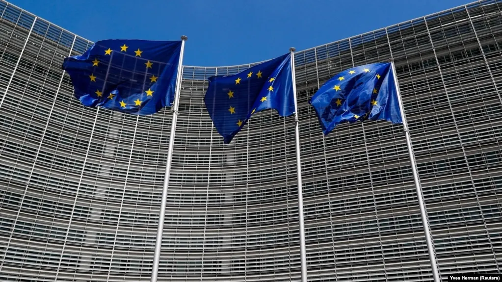 Совет ЕС включил в санкционный список медиаплатформу Euromore и «Фонд поддержки и защиты прав соотечественников, проживающих за рубежом», сочтя их причастными к распространению пророссийской пропаганды и подрыву институтов Евросоюза.