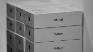 Российские ритейлеры столкнулись с избытком дорогих смартфонов Apple и Samsung на складах из‑за падения спроса и сокращения расходов населения на электронику, что привело к заметному снижению цен и крупным распродажам.