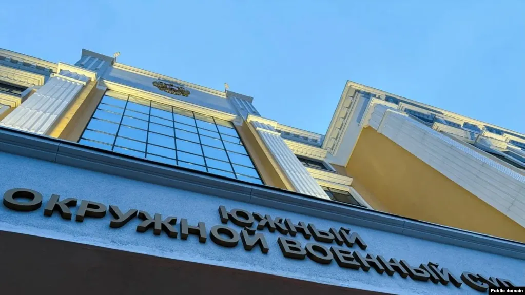 Южный окружной военный суд назначил трём молодым людям из Ростова-на-Дону от восьми до десяти лет лишения свободы по делу о готовившемся поджоге военкоматов, квалифицированном как тяжкое преступление против государственной безопасности.