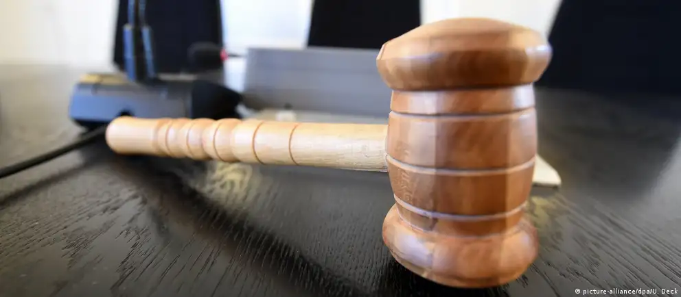 Суд признал 24‑летнего жителя Воронежа виновным в демонстрации запрещённой символики и назначил год исправительных работ; дело строилось на рапорте сотрудника Центра «Э».