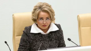 Спикер Совета Федерации Валентина Матвиенко назвала «обезлюдивание территорий» стратегической угрозой и предложила рецепт спасения демографии: переселение из мегаполисов в просторные дома по всей стране, большие семьи и повсеместную акцию по высадке цветов во дворах на фоне рекордного падения рождаемости.