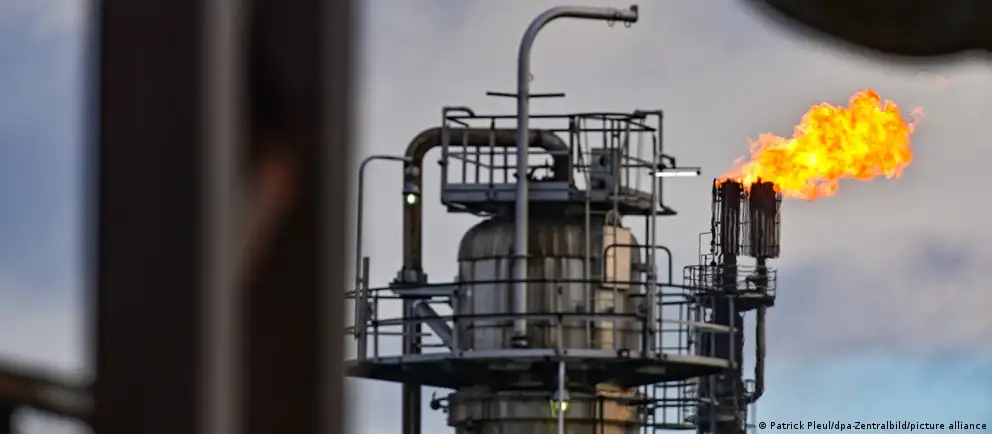 С мая 2026 года по решению России прекратится транзит казахстанской нефти по трубопроводу «Дружба». Это ставит под угрозу снабжение крупного НПЗ в Шведте и может сказаться на ценах и логистике в регионе.
