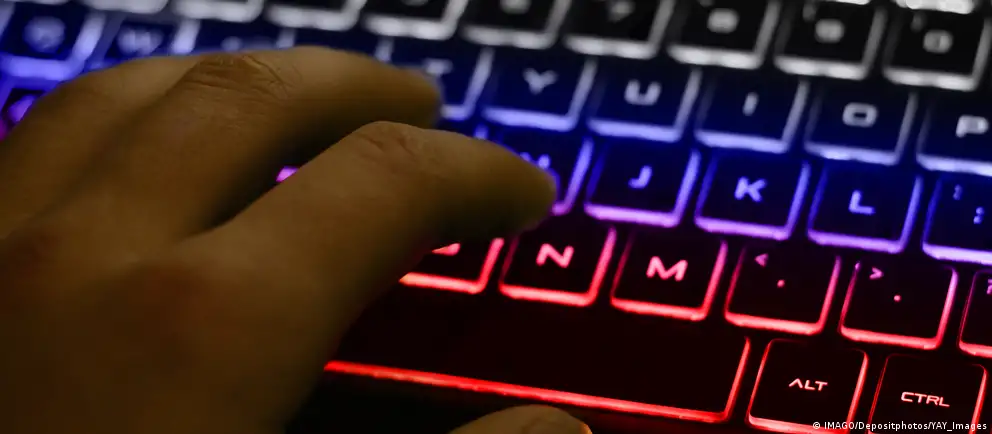 Минцифры разрабатывает механизм взимания платы за зарубежный трафик; использование VPN для доступа к заблокированным ресурсам предлагают приравнять к международному трафику. Сборы планируют ввести в первую очередь для мобильных сетей.