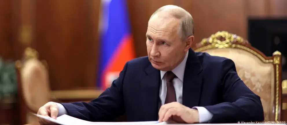 В России меняют порядок антикоррупционных деклараций: государство перестанет контролировать сделки чиновников и их семей, совершённые до назначения на должность, а сведения о доходах будут подаваться в обобщённом семейном формате.