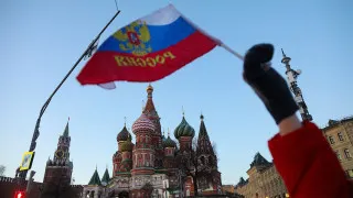Просроченная задолженность российских компаний перед поставщиками и контрагентами выросла до 8,2 трлн рублей — это почти 4% ВВП. Больше всего долгов сконцентрировано в обрабатывающей промышленности и торговле, а ключевой причиной всплеска бизнеса называют рост налоговой нагрузки и сокращение бюджетных расходов.