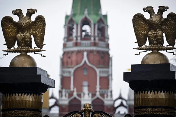 В ряде фильмов на российских стриминговых площадках стали появляться титры о том, что некоторые сцены удалены или скрыты в соответствии с действующим законодательством; платформы перекладывают ответственность на правообладателей, а зрители опасаются роста пиратства.