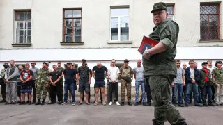 Минобороны подготовило поправки, позволяющие проводить освидетельствование военнослужащих на алкоголь прямо в части с помощью экспресс-тестов, без обязательной доставки в медучреждения.