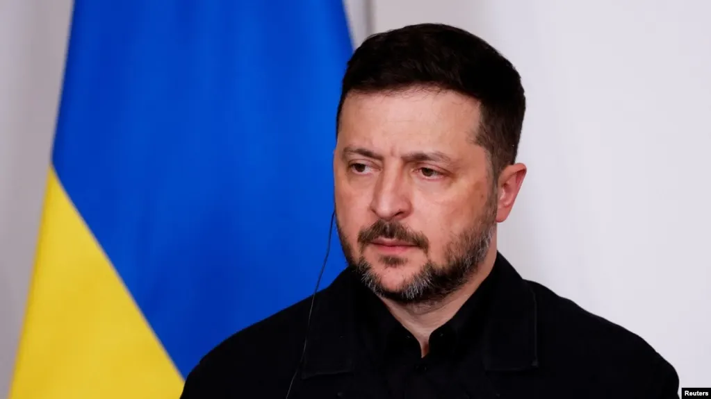 Украинский президент заявил, что краткое перемирие в период празднования Дня Победы может использоваться как прикрытие для возобновления атак, при этом он поддерживает инициативы, которые реально защищают мирных жителей и способствуют обмену пленными.