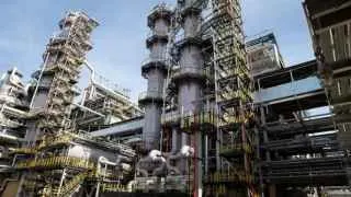 Сызранский нефтеперерабатывающий завод в Самарской области приостановил переработку нефти после атаки беспилотников, повредившей технологическое оборудование. Власти усиливают контроль за работой НПЗ на фоне риска дефицита бензина.