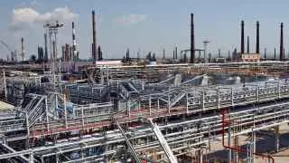 Из-за серийных атак БПЛА приостановлена переработка нефти на Туапсинском, Новокуйбышевском, Саратовском и Киришском НПЗ, а также на НОРСИ, что затронуло ключевые мощности топливного рынка.
