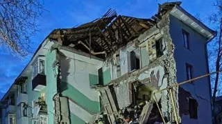 В Сызрани в результате удара украинского беспилотника частично обрушился подъезд четырехэтажного дома, под завалами спасены 11 человек, среди них двое детей; массированная атака дронов затронула несколько регионов и привела к ограничениям в работе аэропортов.