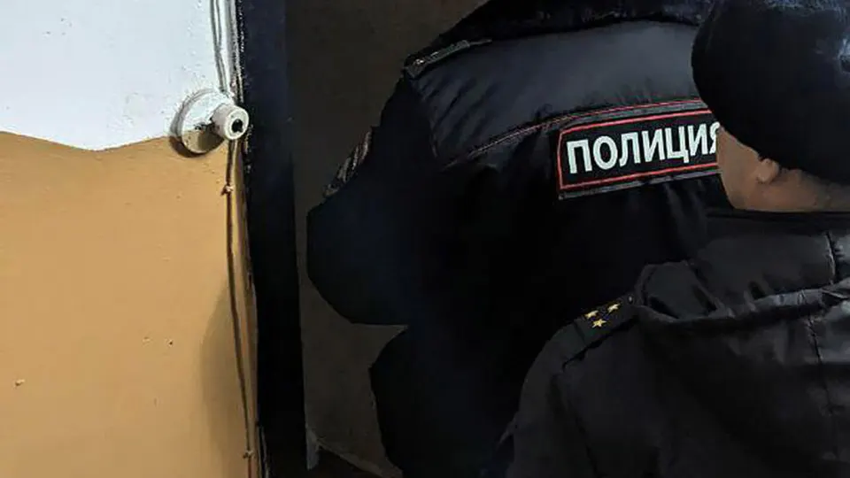 ФСБ задержала двоих подозреваемых, один из которых — несовершеннолетний. Возбуждено дело о хулиганстве. Инцидент произошёл на фоне масштабной блокировки Telegram и всплеска скачиваний VPN в России.