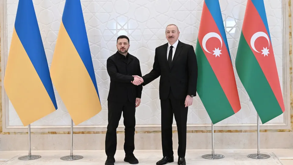 Президент Азербайджана Ильхам Алиев заявил о поддержке территориальной целостности Украины и объявил о перспективах военно-технического сотрудничества и совместного оборонного производства после встречи с Владимиром Зеленским в Габале.