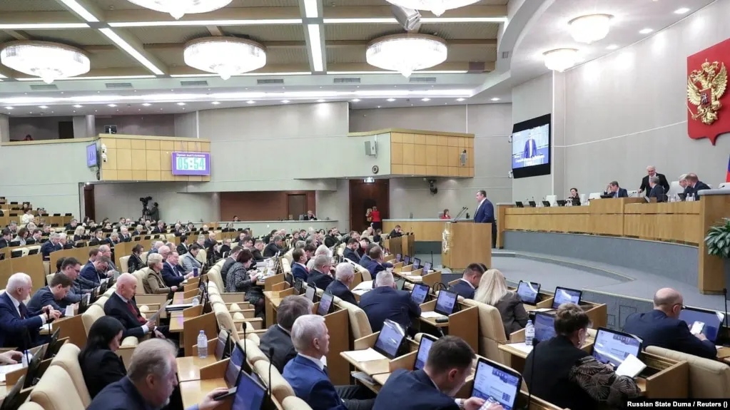 Во втором чтении рассматривается законопроект, позволяющий привлекать к административной ответственности граждан России, находящихся за рубежом, за действия «против интересов РФ» с возможностью ареста имущества по решению суда.