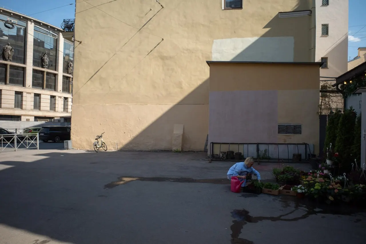 Короткая сводка: в Петербурге отменили фестиваль, в городе планируют благоустроить сквер, арестовали мужчину по делу о нападении на силовика. В стране и мире — проекты законов, удары в зоне СВО, падение дрона в Латвии и внесение книги в список экстремистских материалов.