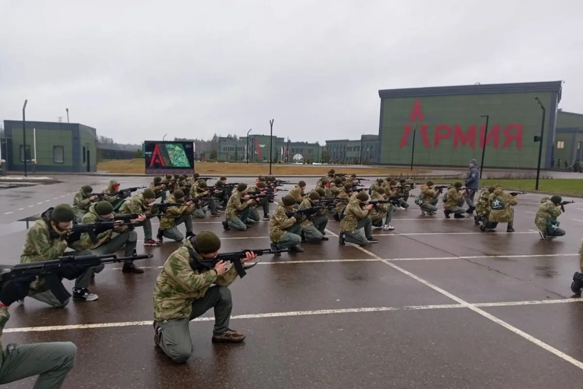 За последние пять лет государство потратило как минимум 50 млрд рублей на создание и содержание центров для обязательных военных сборов школьников; часть средств ушла на сети «Авангард» и «Воин», планируется строительство новых объектов.