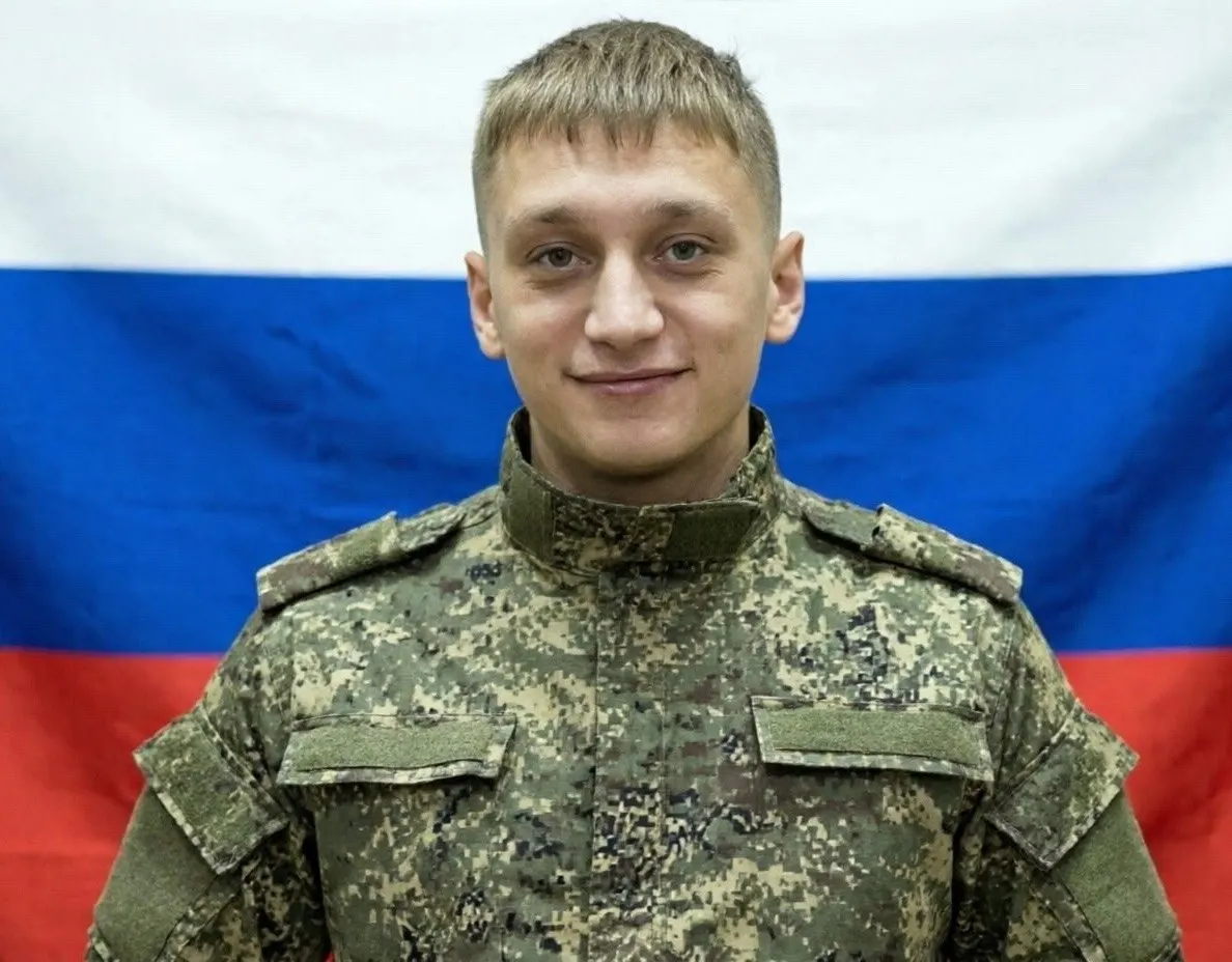 23‑летний студент из Бурятии подписал контракт, прошёл обучение оператором БПЛА и погиб через три месяца службы; в колледже проводили агитационные «уроки мужества».