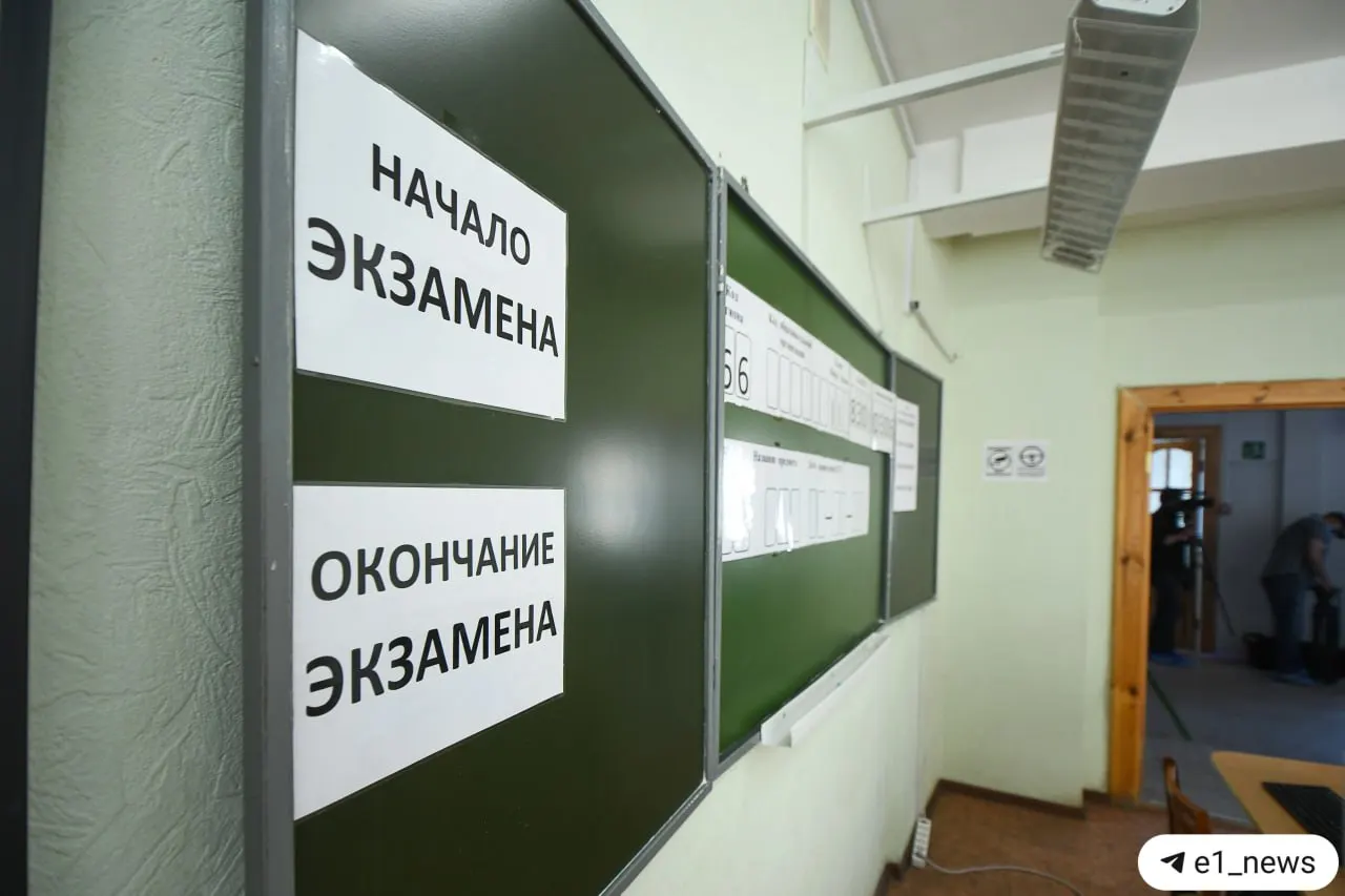 Рособрнадзор и Минпросвещения объявили, что с 2028 года девятиклассники будут сдавать экзамен по истории. Перед ОГЭ введут устное собеседование — тех, кто его не сдаст, не допустят к экзамену.
