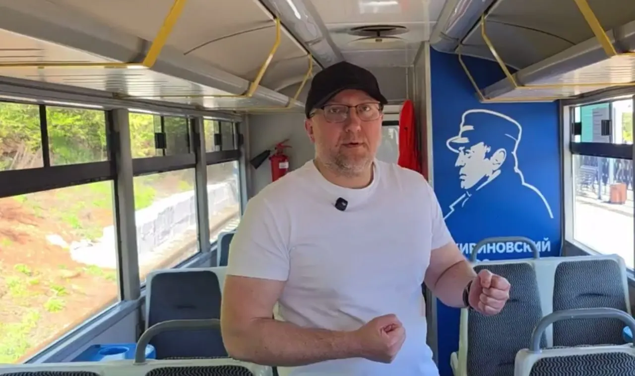 1 мая в Оренбургской детской железной дороге открыли сезон. Один из вагонов оформили профилем Владимира Жириновского — дизайн подготовило Оренбургское отделение ЛДПР, сообщают организаторы. По их словам, цель оформления — вызвать у детей интерес и подсказать родителям объяснить, кто это.