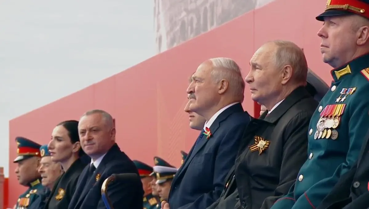 На торжественном параде в День Победы на трибуне рядом с главой государства впервые разместили участника «СВО» наравне с ветераном Великой Отечественной войны. В своей речи президент назвал праздник «священным» и связал подвиг победителей с сегодняшними военными и трудом граждан.