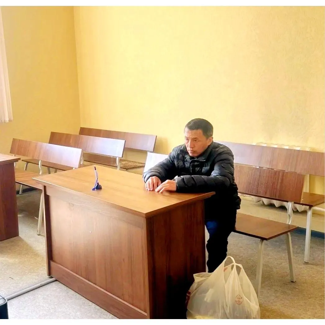 В Екатеринбурге 42‑летнего Серика Таспакова отправили на 14 суток административного ареста: он подбежал к губернатору во время празднования 1 Мая на «Екатеринбург Арене» и был задержан службой безопасности.