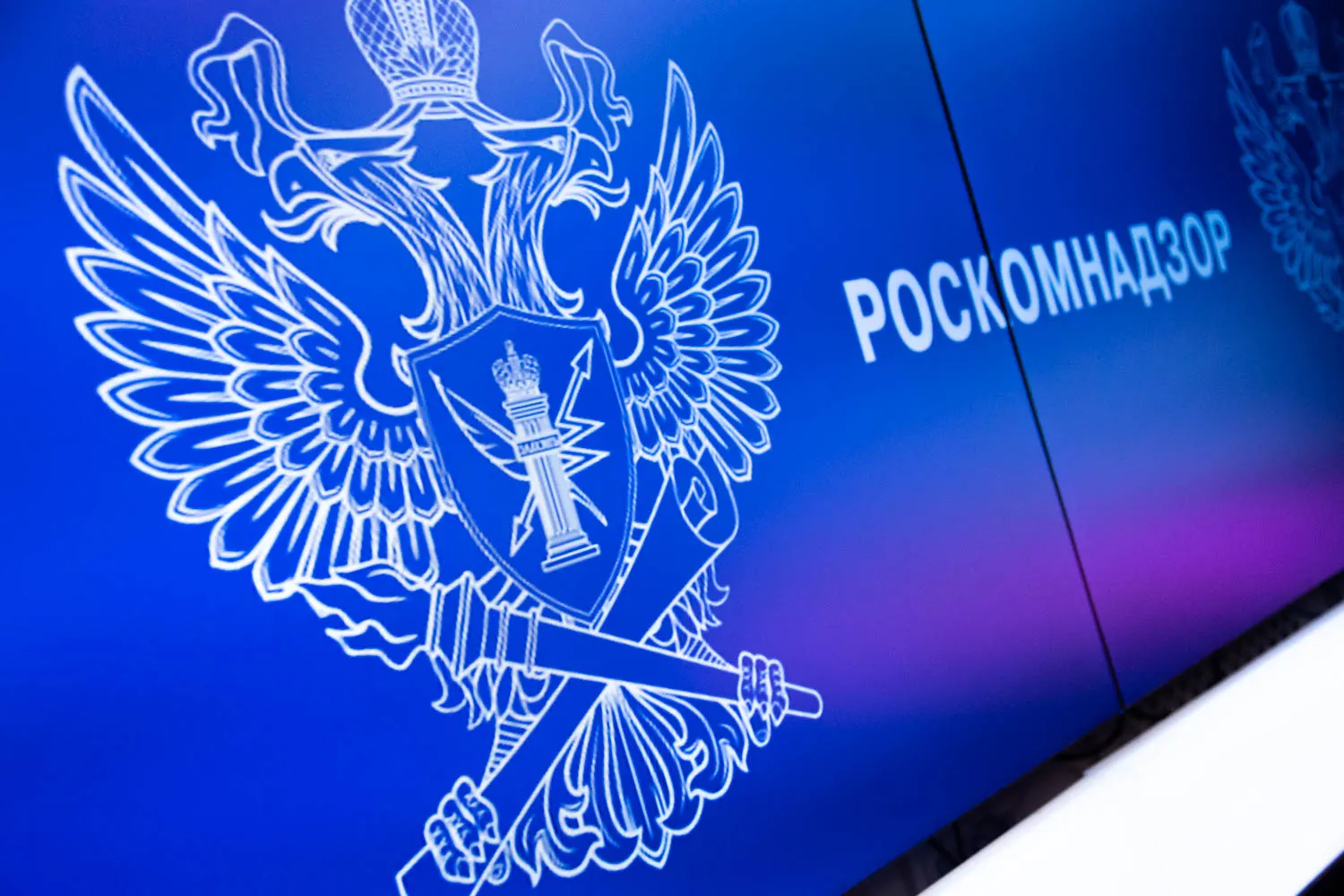С декабря 2025 года в суды поступили не менее восьми протоколов по статье 13.11 КоАП против крупных иностранных издателей и студий — регулятор указывает на нарушение правил хранения и обработки персональных данных россиян.