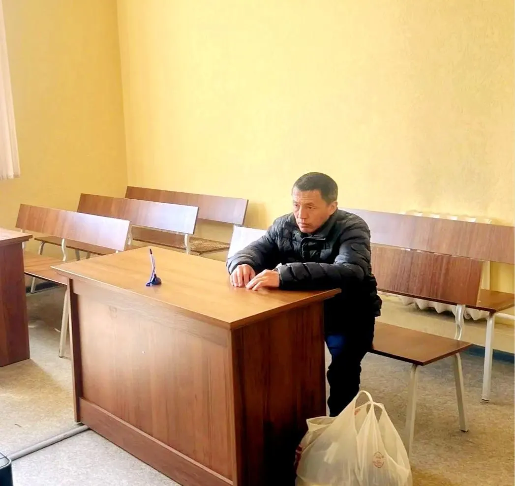 Свердловский областной суд уменьшил арест 42‑летнего Серику Таспакову по делу о мелком хулиганстве — с 14 до 4 суток. Инцидент случился 1 мая на «Екатеринбург Арене», когда мужчина попытался подойти к губернатору.