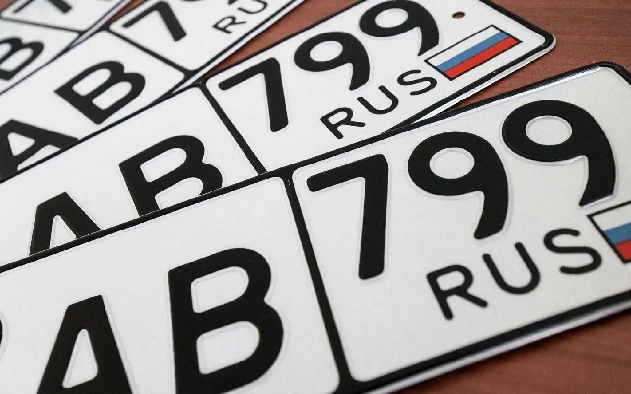 Обновлённый проект предлагает резервирование платных «уникальных» и «индивидуальных» госномеров, запрет перепродажи в течение трёх лет и выделение 50% сборов в фонд денежного довольствия полиции; возможное вступление — июль 2027 года.